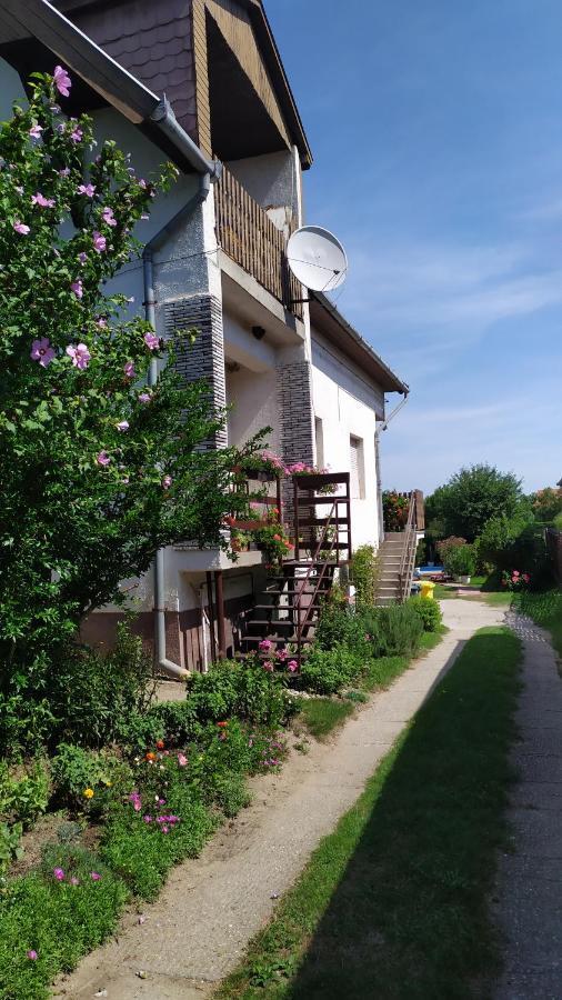 Leander Apartman Balatonlelle Exteriör bild