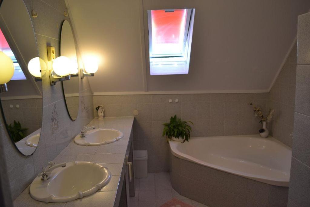 Leander Apartman Balatonlelle Exteriör bild